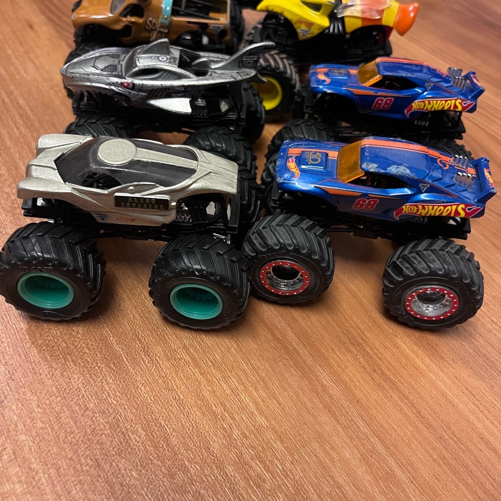 Monster Jam Truck 11 pc Set - Picture 4 of 7